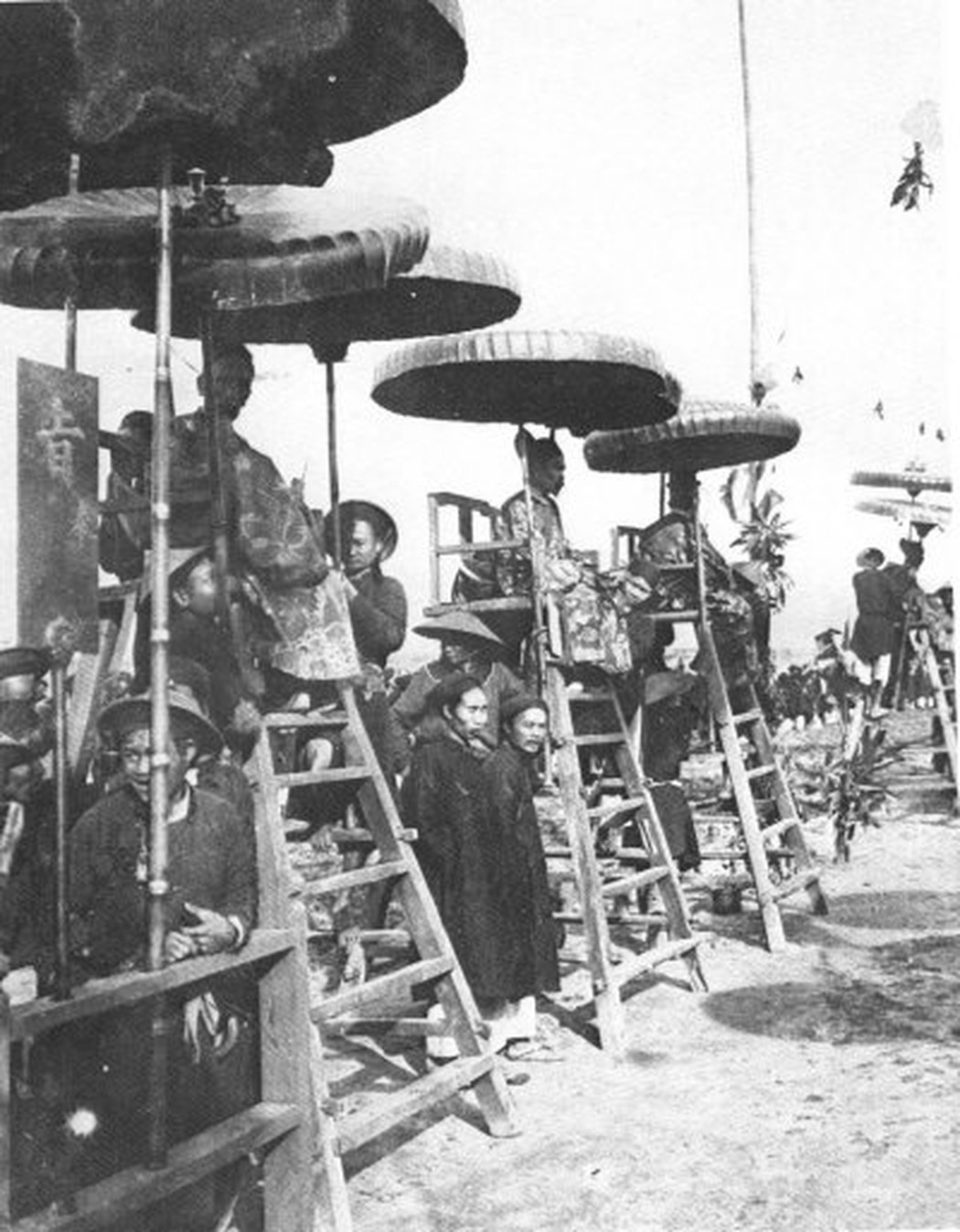 Các quan chủ khảo đang quan sát các thí sinh làm bài. Ảnh chụp tại trường thi Nam Định năm 1897