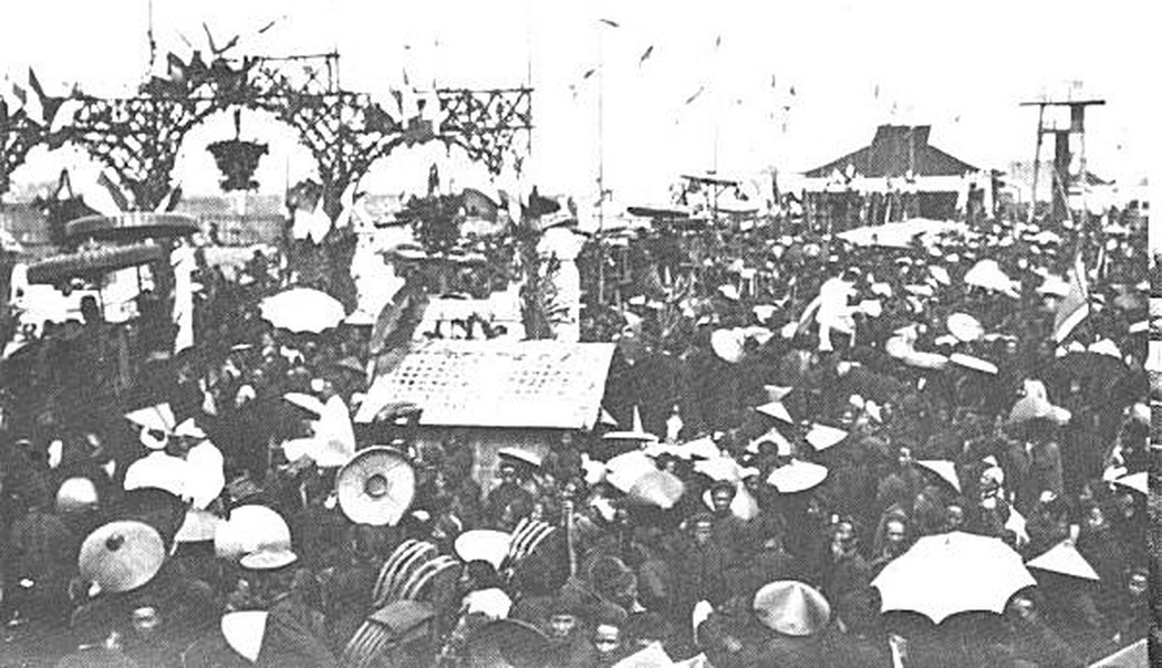 Các sĩ tử và người thân đang chờ xướng danh công bố kết quả thi tại trường thi Nam Định 1897