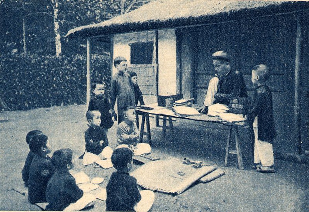 Thầy đồ làng dạy đám học trò chữ Nho