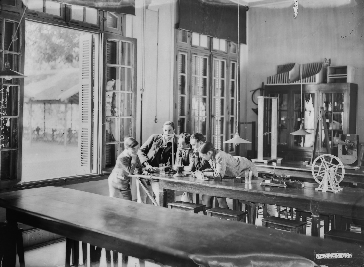 Nội cảnh ở Trường Trung học Albert Sarraut ở Hà Nội đầu thế kỷ 20