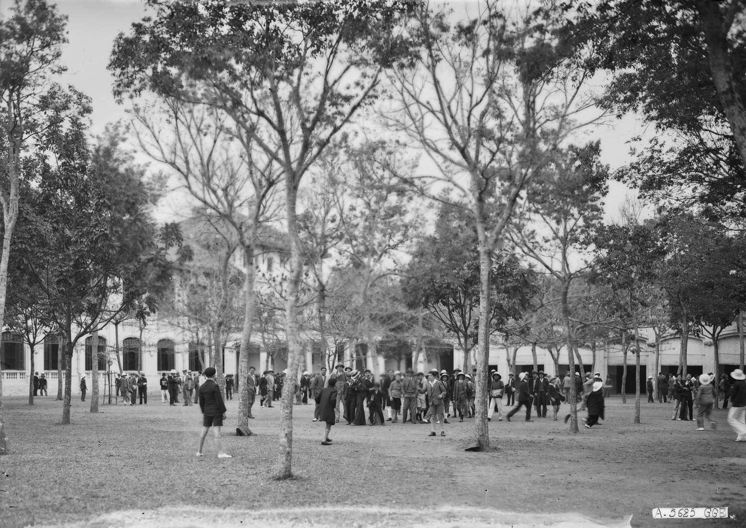 Ngoại cảnh của trường Trung học Albert Sarraut ở Hà Nội đầu thế kỷ 20