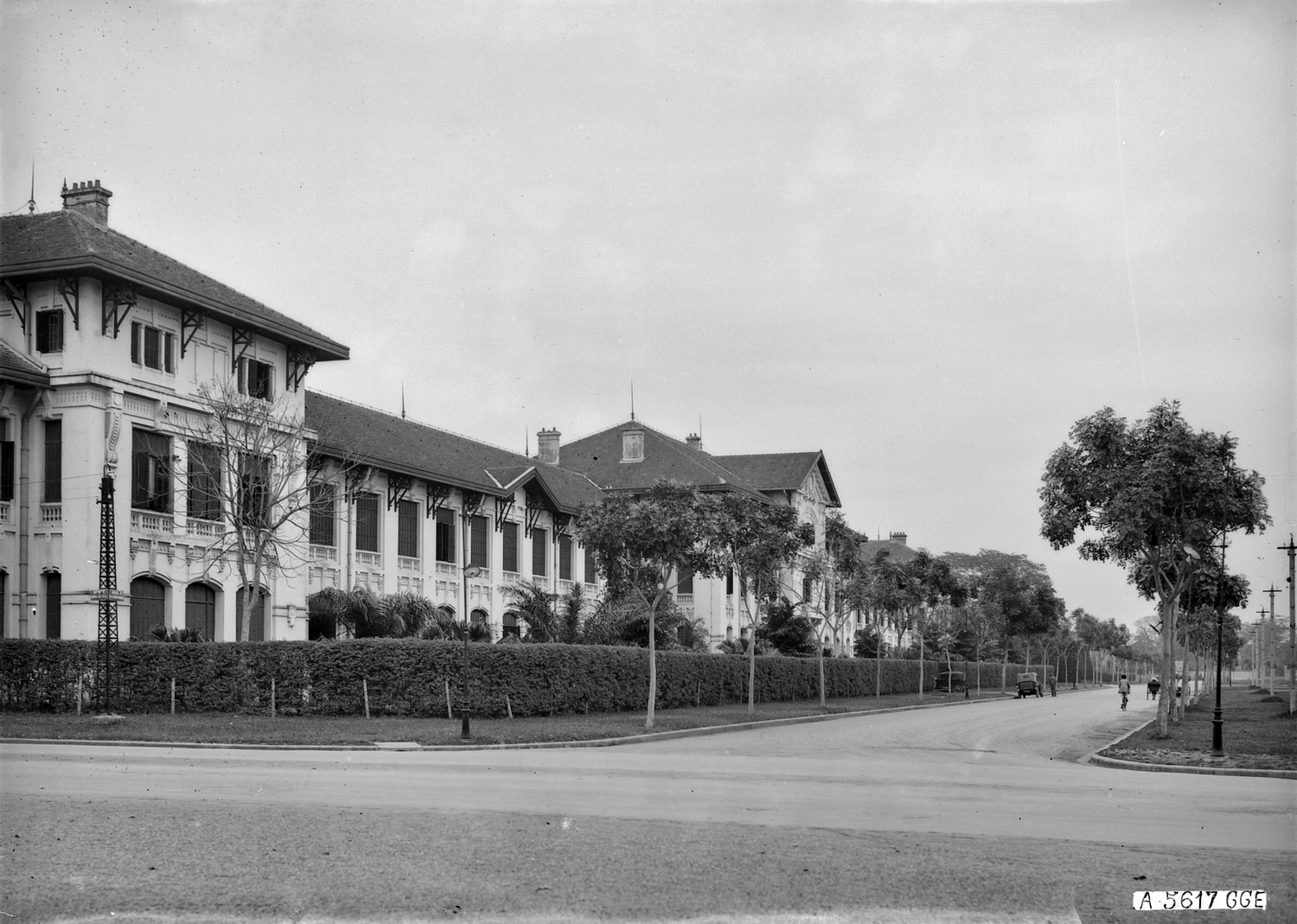 Ngoại cảnh của trường Trung học Albert Sarraut ở Hà Nội đầu thế kỷ 20