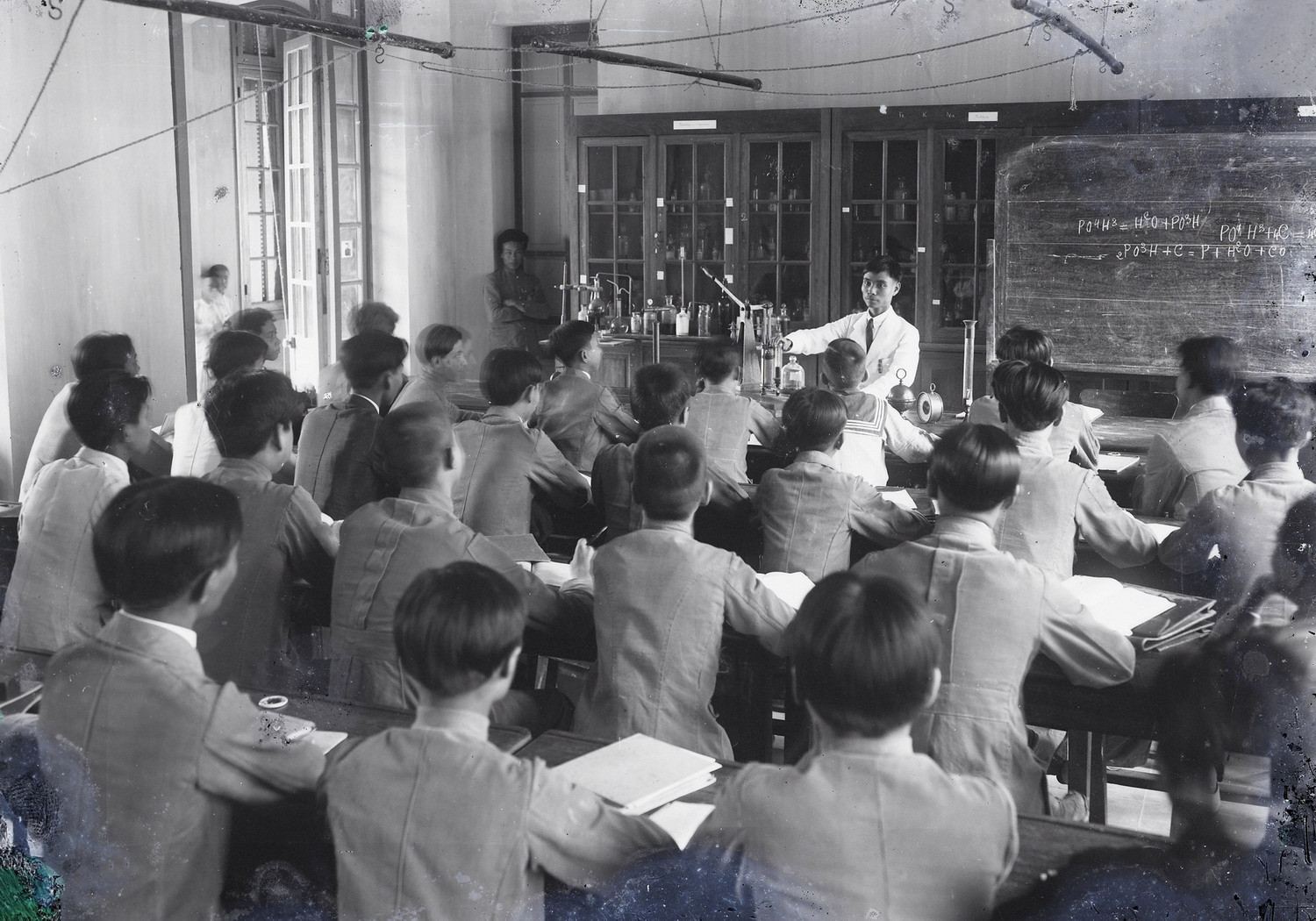 Nội cảnh ở Trường Trung học Albert Sarraut ở Hà Nội đầu thế kỷ 20
