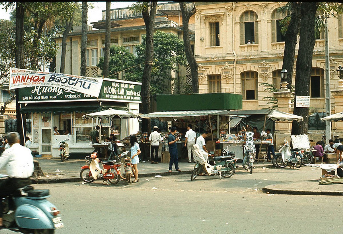 Phố ẩm thực Bưu Điện Sài Gòn